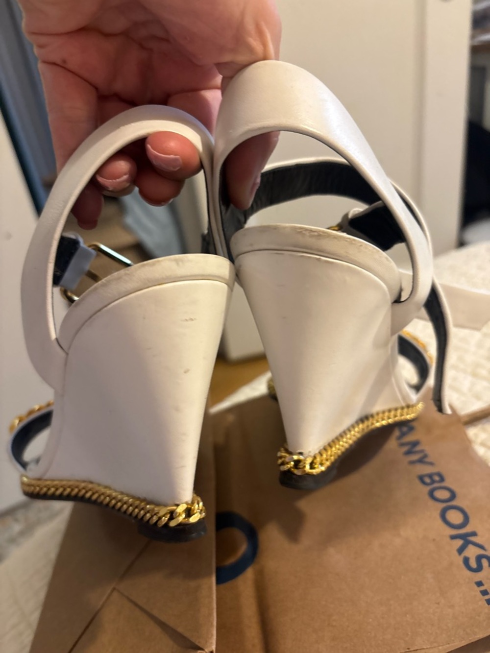 Giuseppe Zanotti White Leather Sandals with Gold Chain Trim - Picture 8 of 8